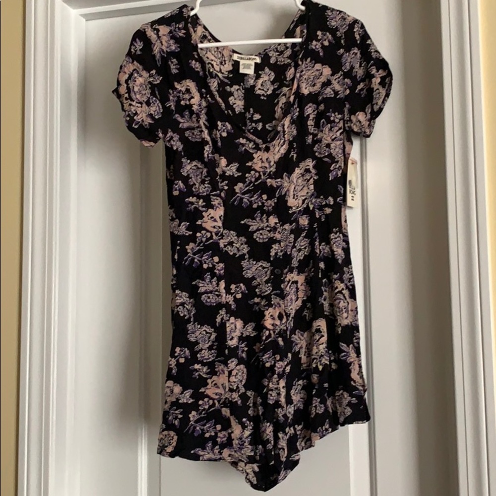 Billabong floral romper. Size M. Never worn!